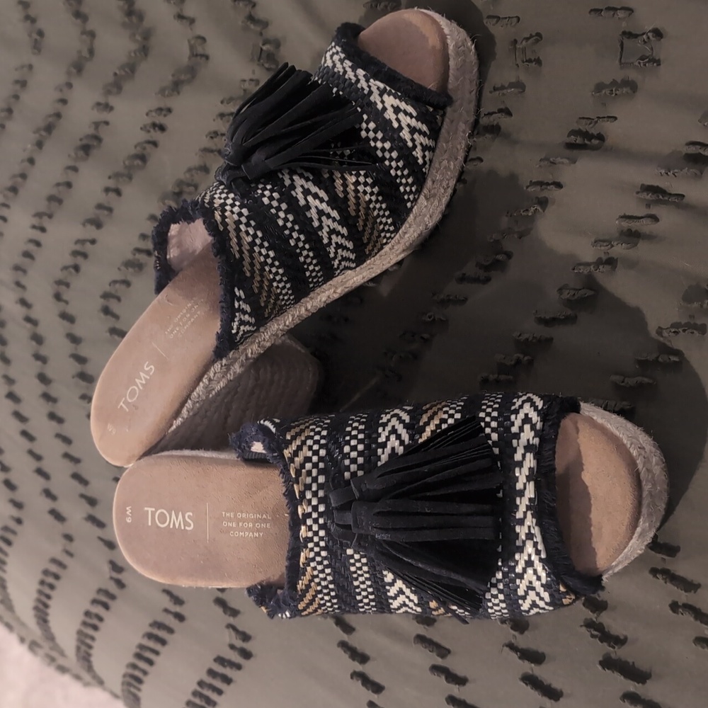 Women's Toms size 9 open toed sandal